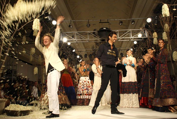 Arjun walks the ramp for Rohit Bal