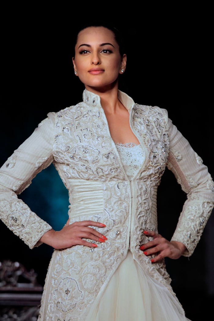 Sonam, Sonakshi dazzle on the ramp