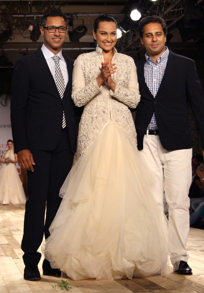 Sonam, Sonakshi dazzle on the ramp