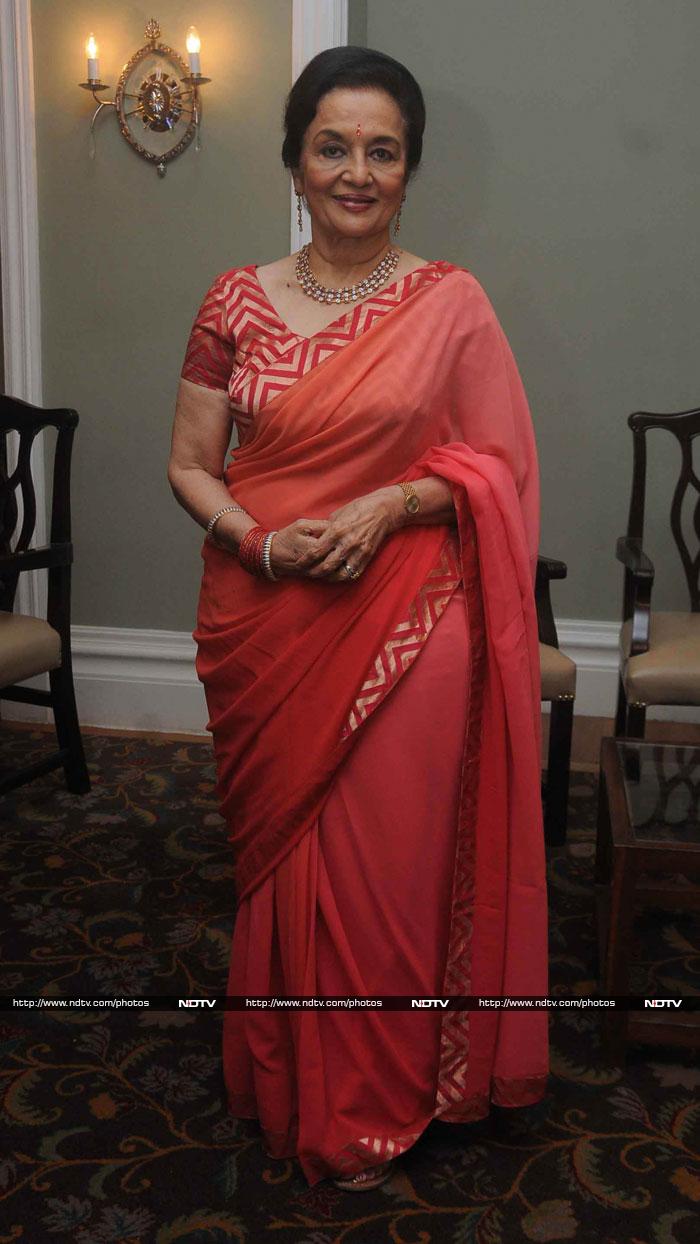 Among the famous faces was Asha Parekh, lovely in a coral sari.