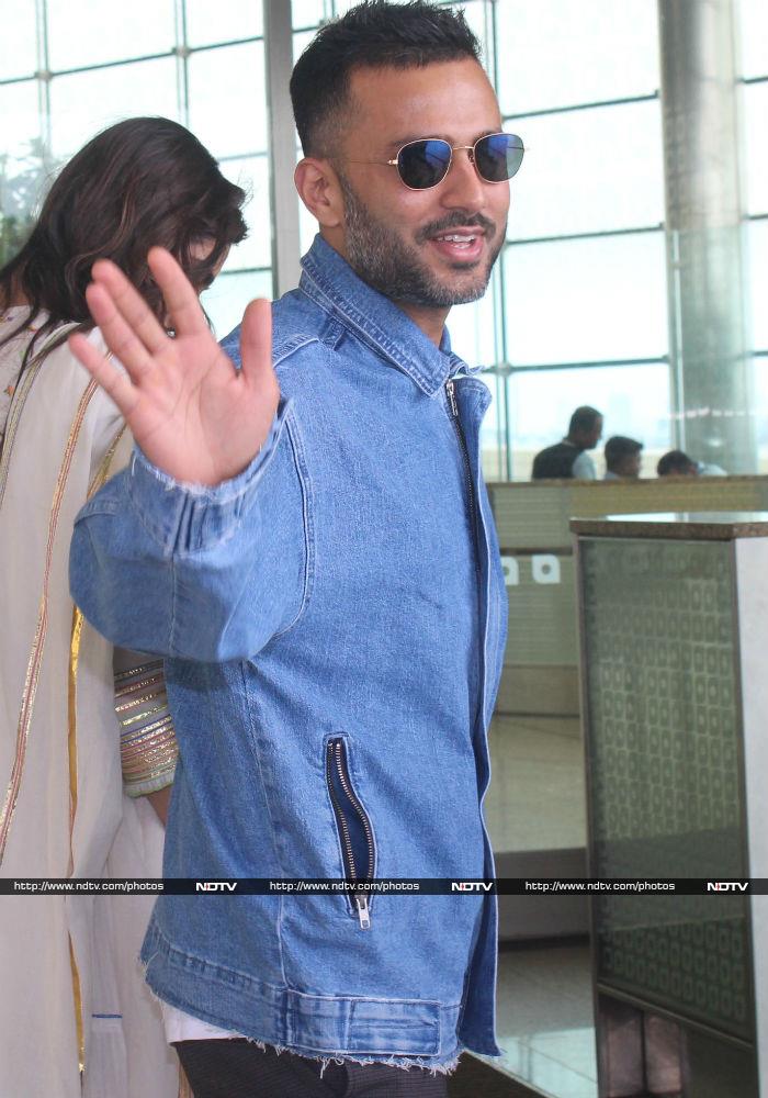 Sonam Kapoor And Anand Ahuja\'s Airport Look Is Steal-Worthy