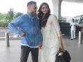 Photo : सोनम कपूर और आनंद आहूजा का एयरपोर्ट पर बिंदास कैजुअल लुक