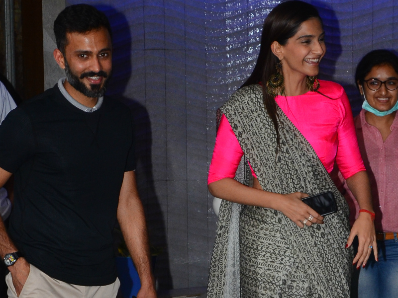 सोनम कपूर अपने होने वाले पति आनंद आहूजा के साथ सोनम कपूर अपने होने वाले पति आनंद आहूजा के साथ