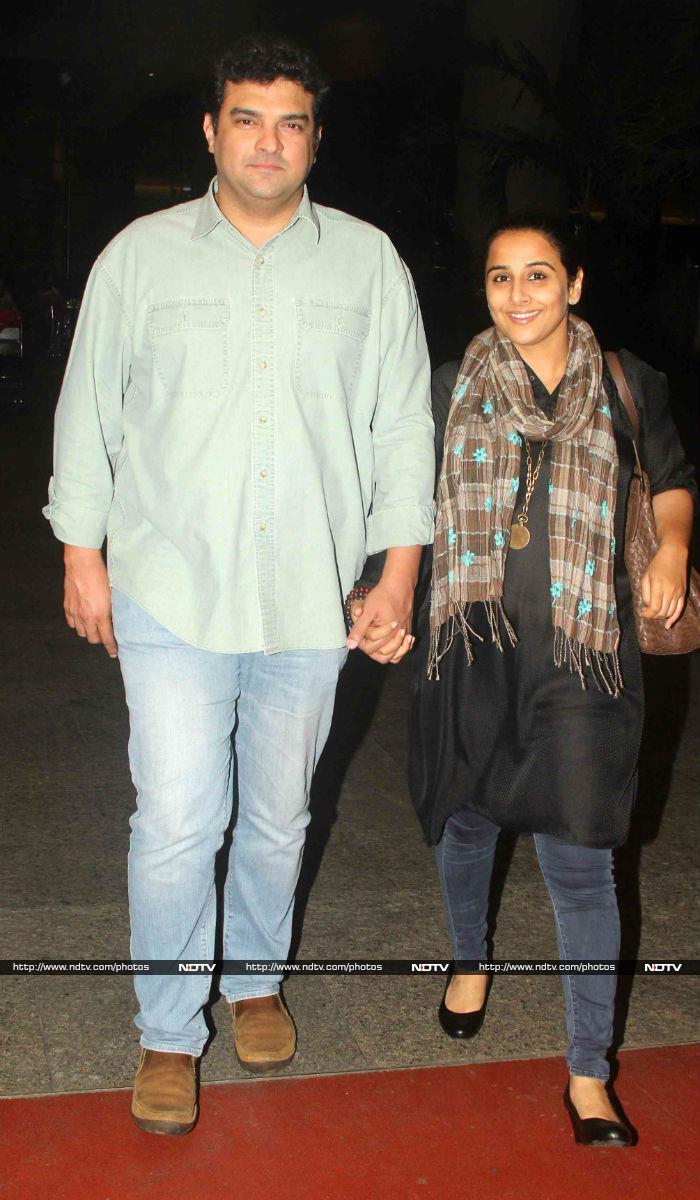 Actress Vidya Balan and husband film maker Sidharth Roy Kapur smiled for the shutterbugs at the airport.