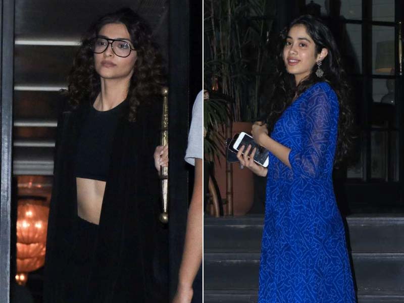Photo : Sonam And Janhvi Kapoor Step Out For Dinner In Style