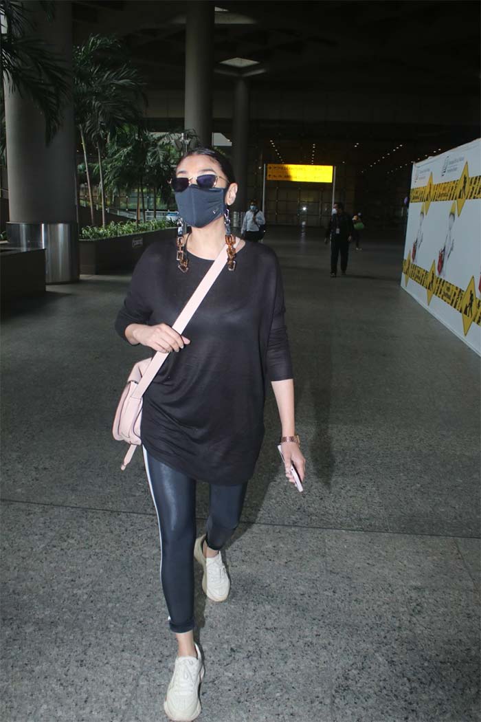 Sonam Kapoor And Aditi Rao Hydari's Airport Diaries