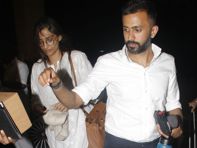 Photo : Sonam Kapoor Takes Off With Rumoured Boyfriend Anand Ahuja