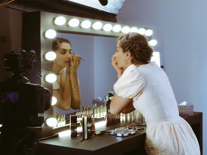 Getting the mascara right. <br><br>This image was posted on Twitter by <a href="https://twitter.com/LOrealParisIn" target="_blank" rel="nofollow" >L'oreal Paris India</a>