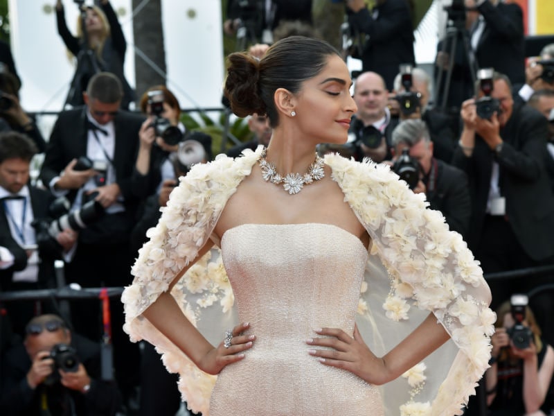 Photo : Cannes 2016: Sonam Kapoor Stuns in Ralph & Russo