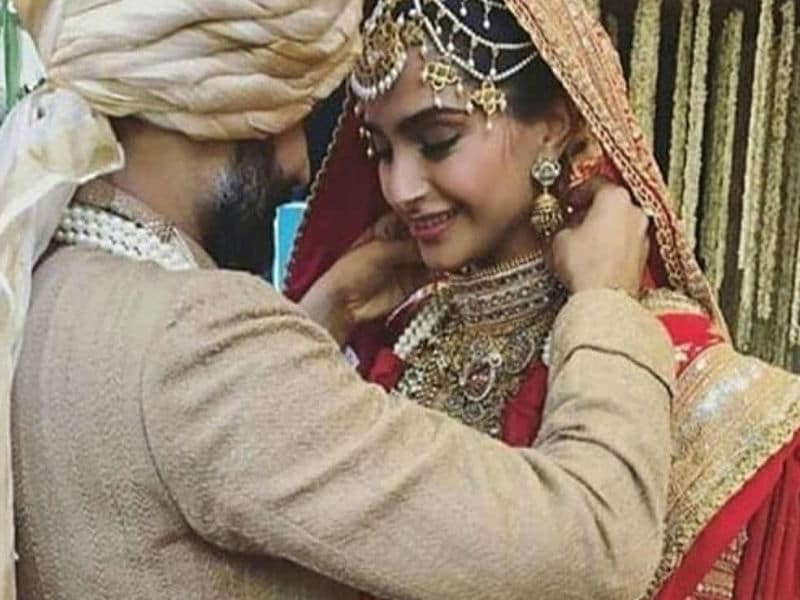 Photo : 10 Pics Of Sonam And Anand From Inside Their Wedding