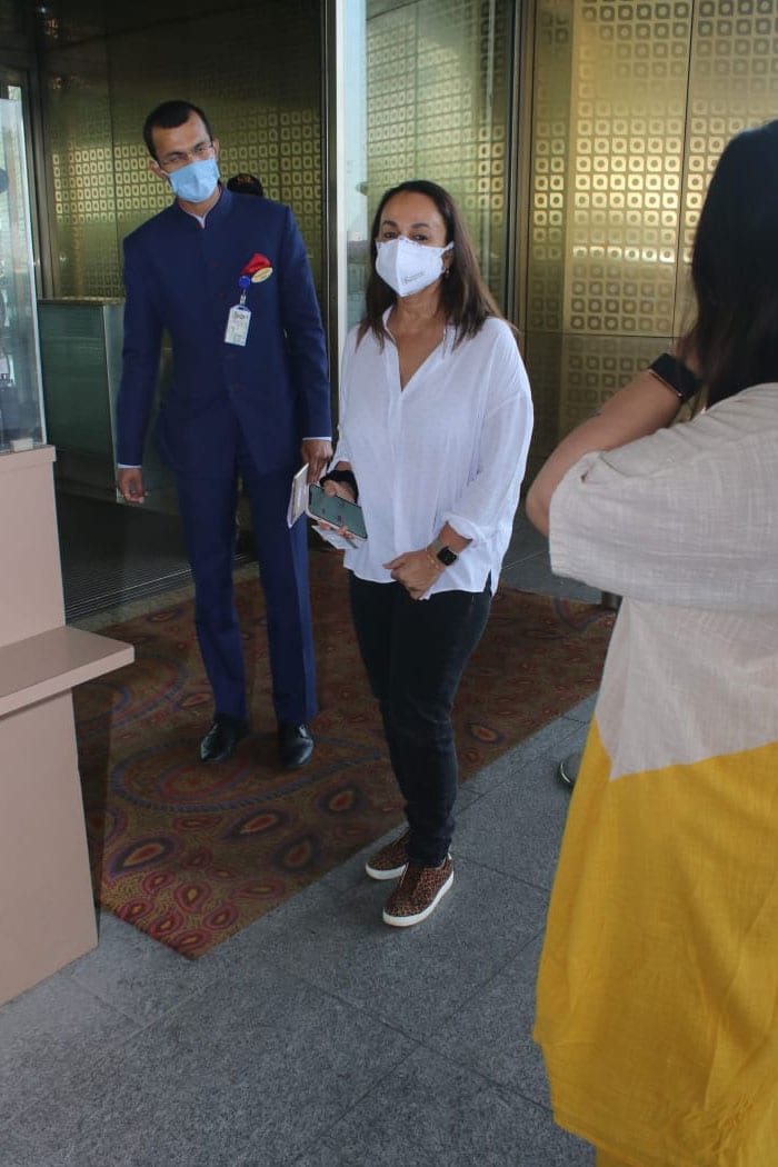 Senior actress Soni Razdan was spotted at the Mumbai airport on Thursday.