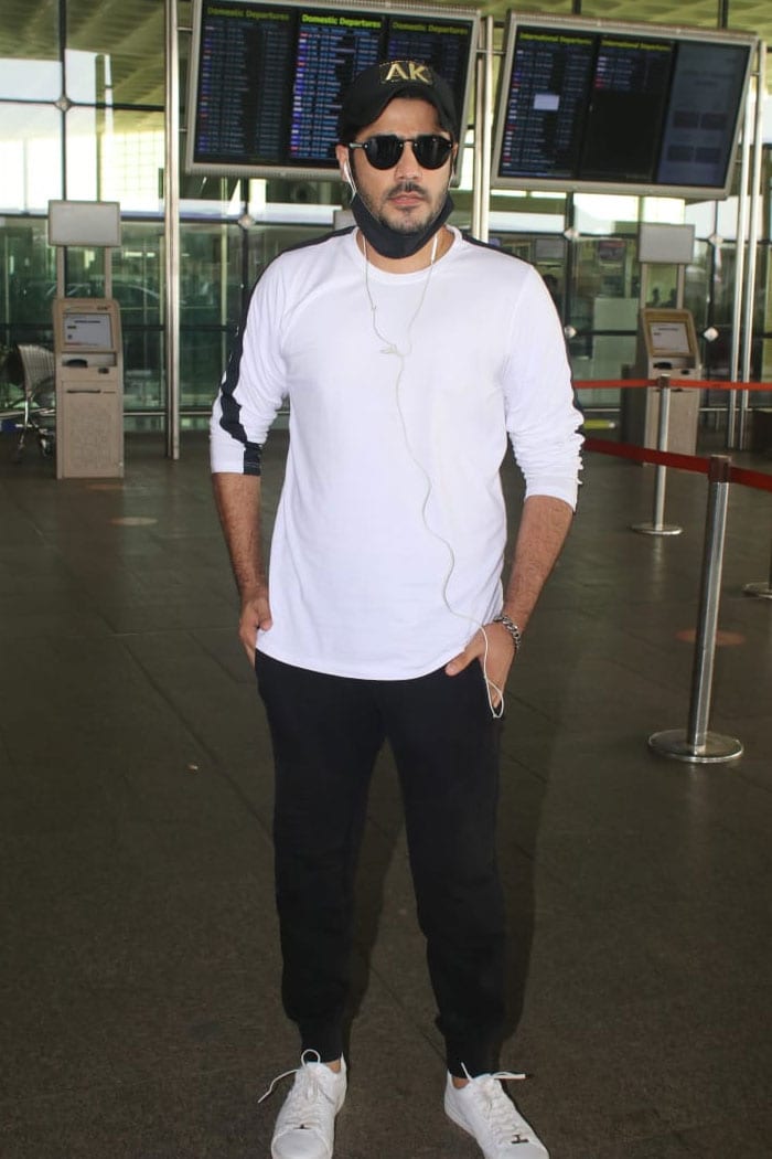 Kundali Bhagya actor Abhishek Kapur also posed for the shutterbugs but separately.