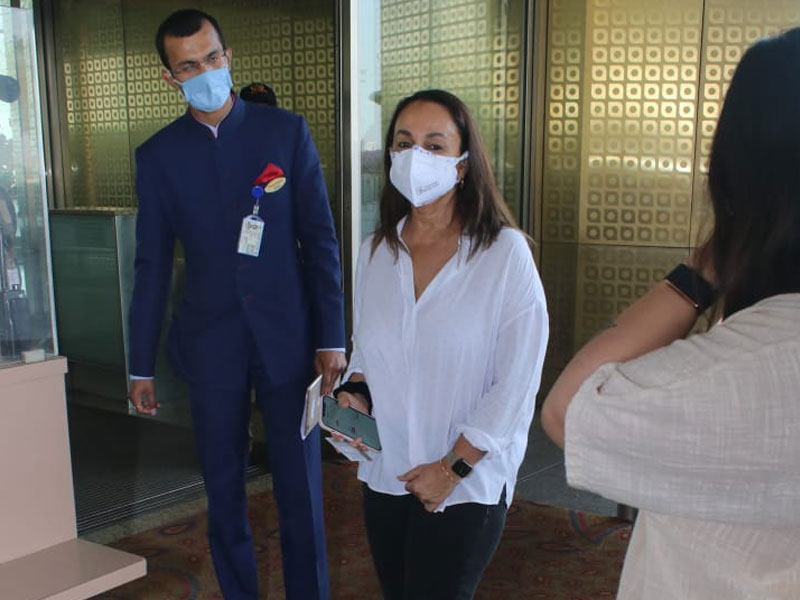 सोनी राज़दान को एयरपोर्ट पर किया गया स्पॉट