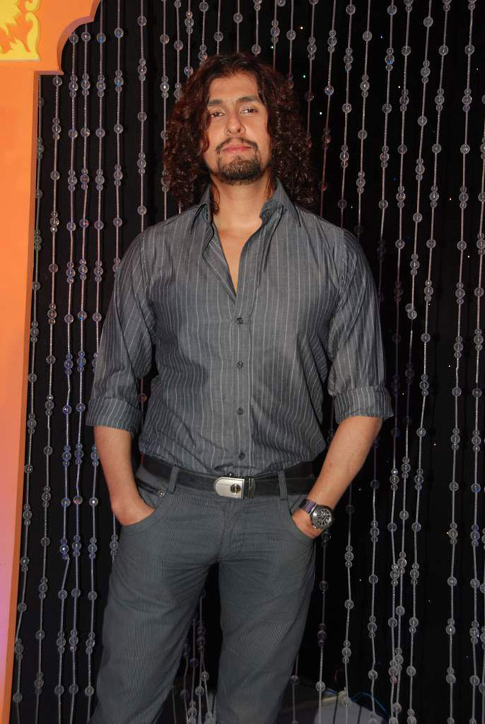 Sonu Nigam dons a new look for  Chhote Ustaad 2