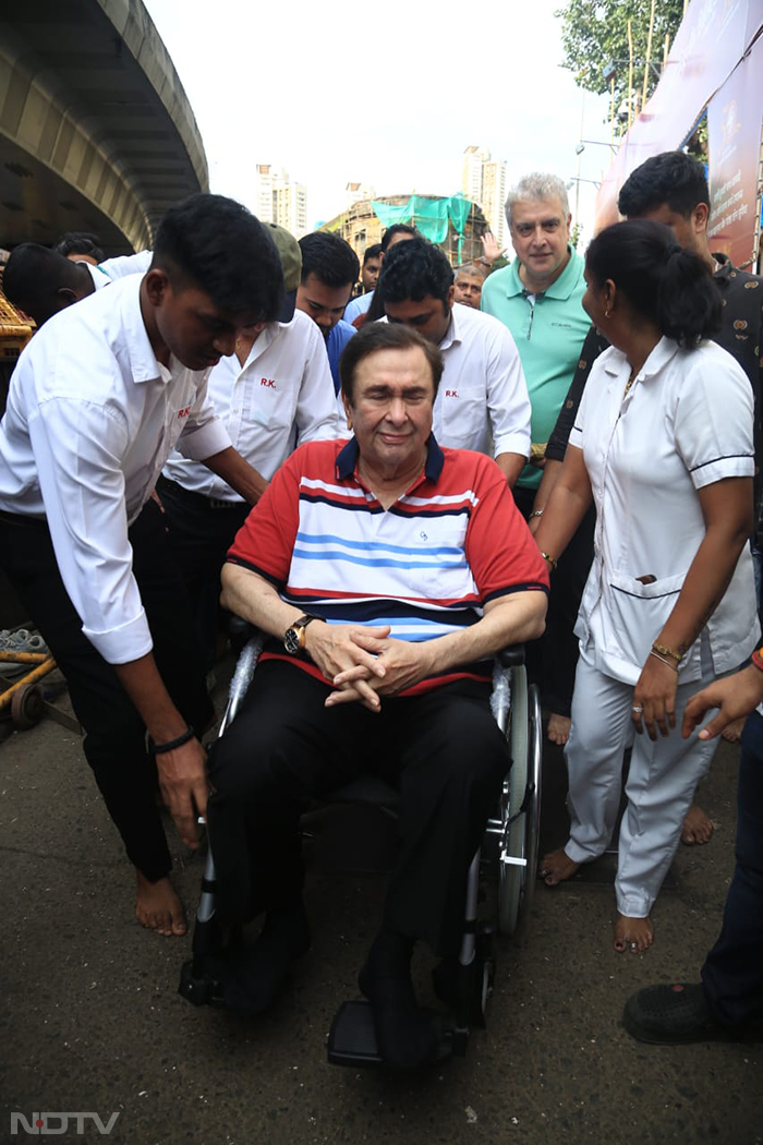 Veteran actor Randhir Kapoor also came to visit Ganapati at Lalbaugcha Raja. (Image Courtesy: Varinder Chawla)