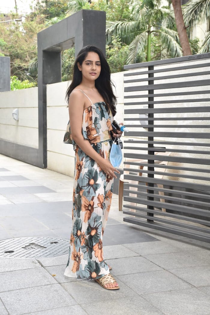 Malvi looked gorgeous in her easy-breezy multi-coloured floral co-ord set.