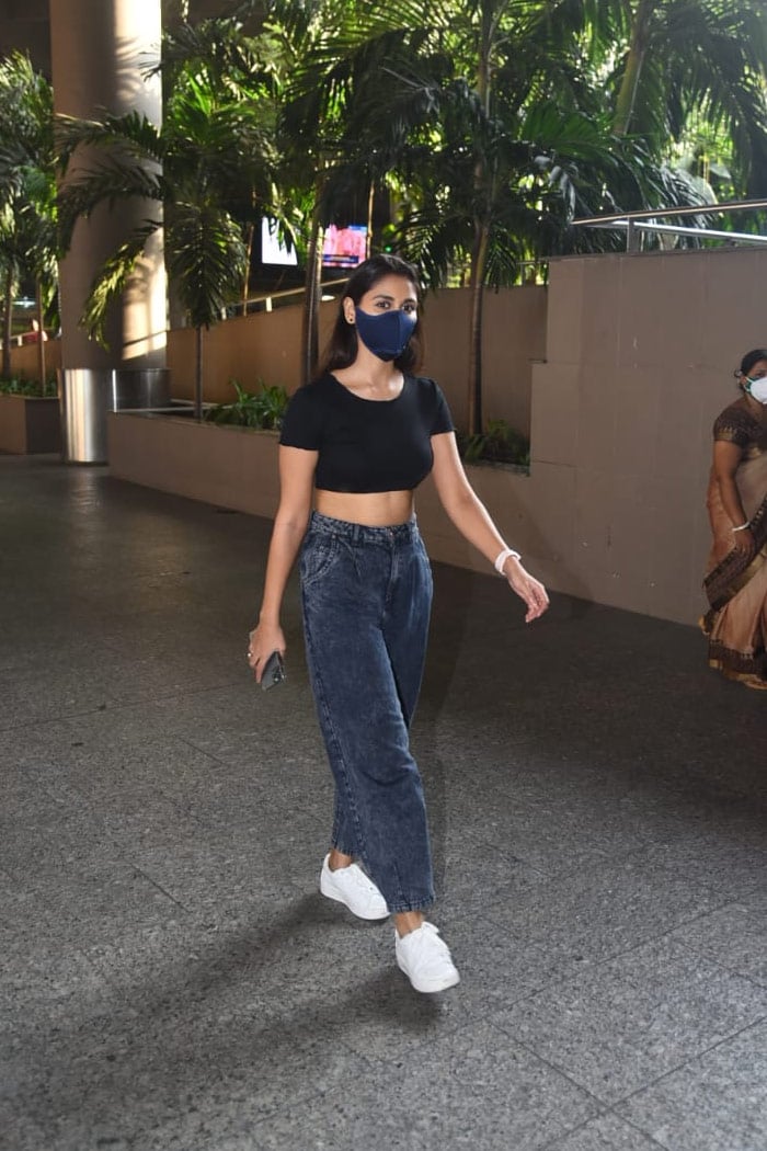 Meanwhile, TV actress Nikita Dutta posed happily for the shutterbugs at the Mumbai airport.