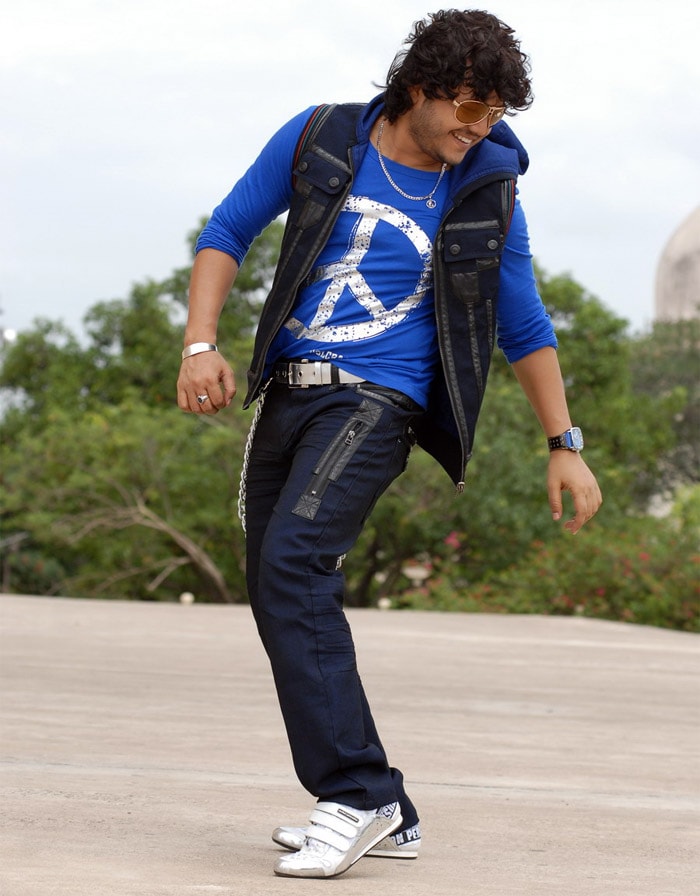 <b>Ganesh</b>: Popularly called as 'Comedy Time' Ganesh and 'Golden Star', Ganesh shot to popularity with the 2007 blockbuster <i>Mungaru Male</i> which is one of the biggest hits in Kannada cinema with earnings crossing Rs. 75 crores. Ganesh's first feature wide-release film <i>Chellata</i> which was a moderate success, ran up to 125 days in some theatres. Then came <i>Mungaru Male</i> which was a roaring success. The film is expected to garner Rs. 60 crores at the box office. It has already earned over forty crores, the highest till now in the Kannada film industry. His third film as hero, <i>Hudugaata</i> opposite Rekha was released on June 8, 2007. The film had a good opening.