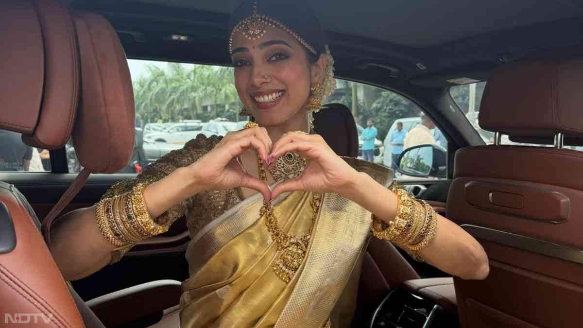 साउथ सिनेमा की जानी-मानी अभिनेत्री मालविका मोहनन ने बुधवार को आगामी तमिल फिल्म 'इधायम मुरली' शूटिंग के दौरान की कुछ तस्वीरें सोशल मीडिया पर शेयर कीं.