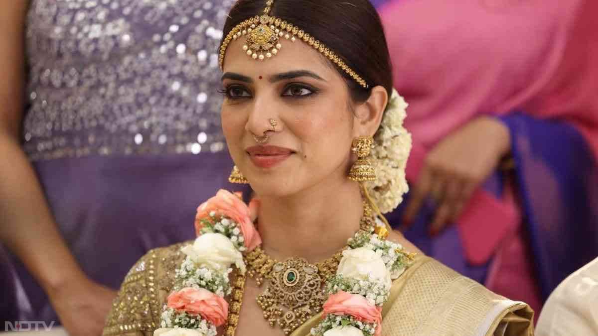 एक्ट्रेस ने इंस्टाग्राम पर 'इधायम मुरली' शूटिंग की कई बिहाइंड-द-सीन्स की एक सीरीज पोस्ट की, जिनमें वह पारंपरिक तमिल दुल्हन के रूप में बेहद खूबसूरत लग रही हैं. इन तस्वीरों में उन्होंने एक शानदार सिल्क साड़ी पहनी है और साथ में मंदिर के डिजाइन वाली ज्वेलरी (टेम्पल ज्वेलरी), बालों में चमेली (गजरा) लगाया हुआ है.