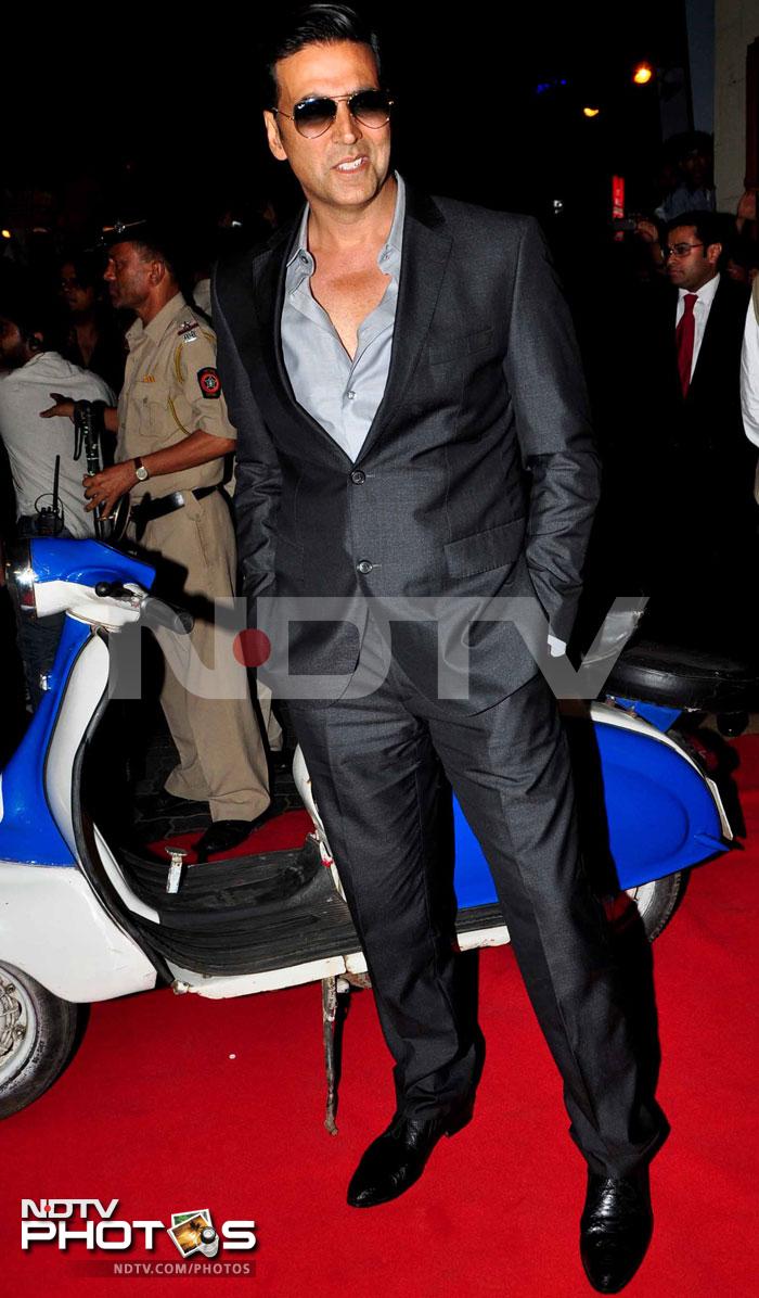 Akshay looked dashing in his trademark shades and buttoned down shirt teamed with a coat.