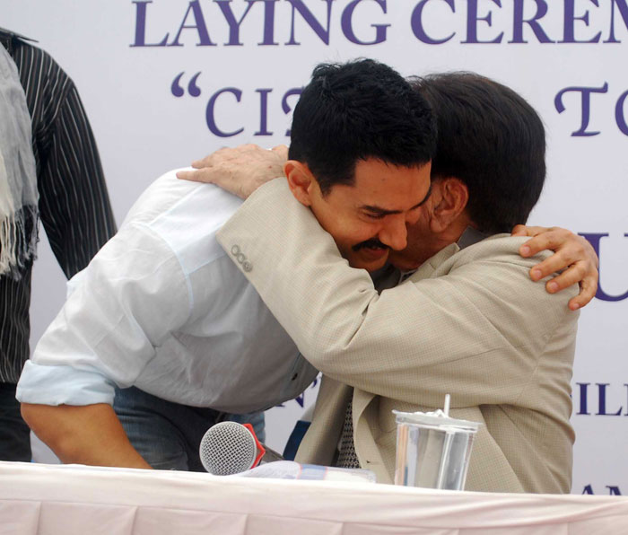 Aamir Khan, Dilip Kumar hug each other.  (Photo: Varinder Chawla)