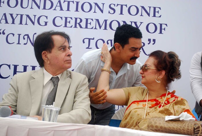 Aamir Khan greets yesteryear actress and Dilip Kumar's wife Saira Banu.