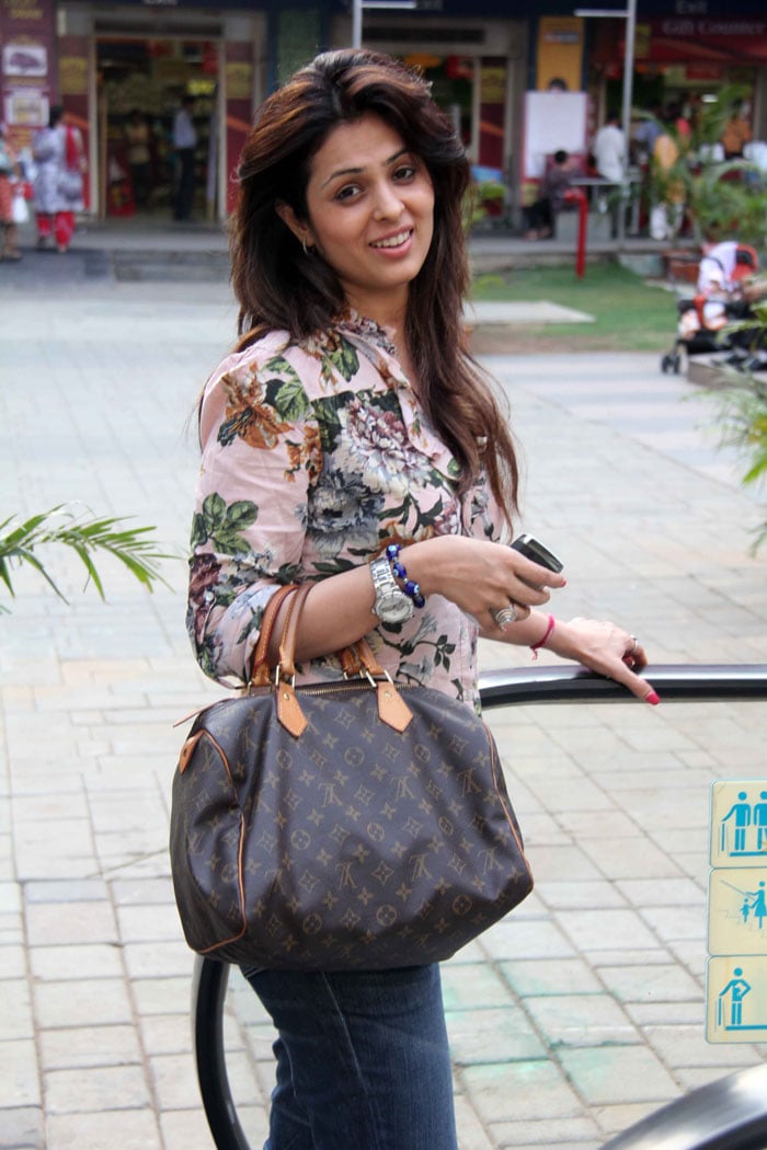 Actress Anjana Sukhani spotted at a mall in Mumbai. (Photo: Varinder Chawla)