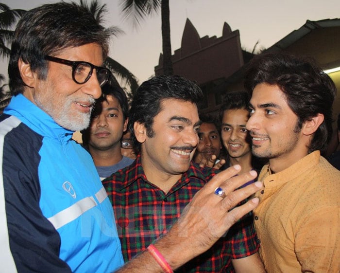 Big B is surrounded by awe-struck admirers