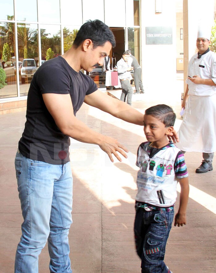 Aamir meets a young fan.