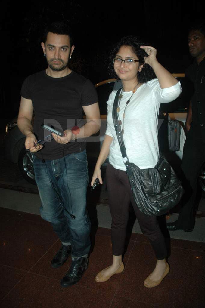 Aamir finally shifts focus from his iPad to pose with his lovely wife.