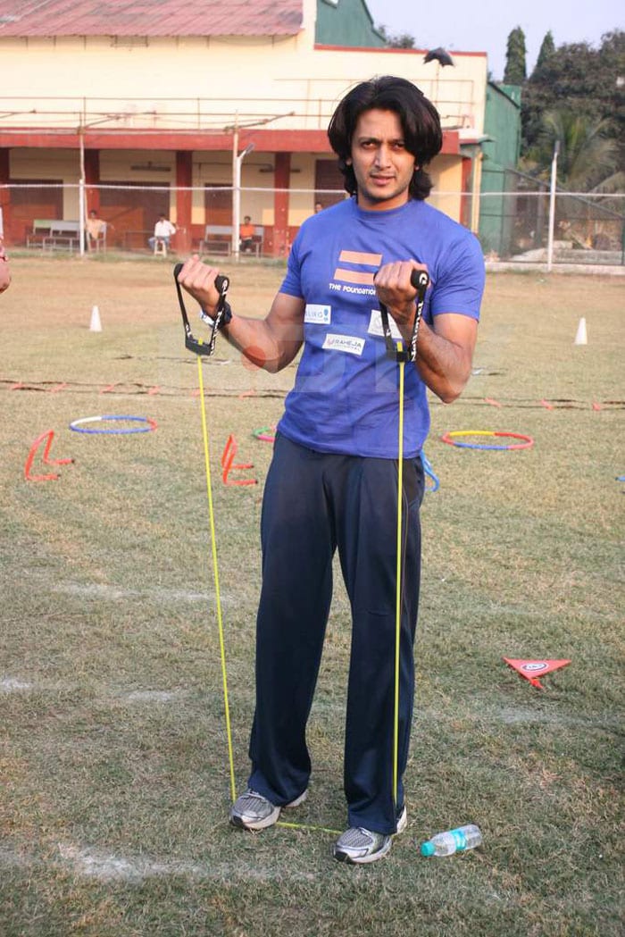 Actor Riteish Deshmukh too was spotted getting himself ready for the Standard Chartered Mumbai Marathon.