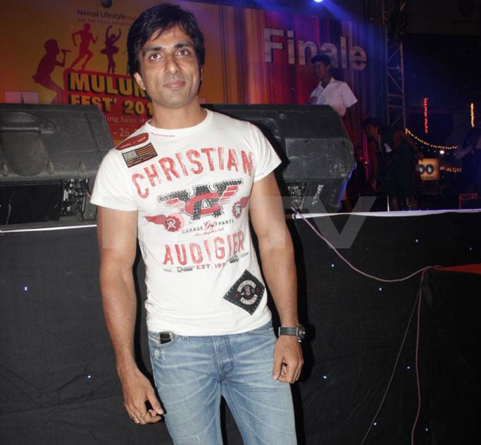 Sonu Sood enjoyed the celebration at the Mulund Festival.