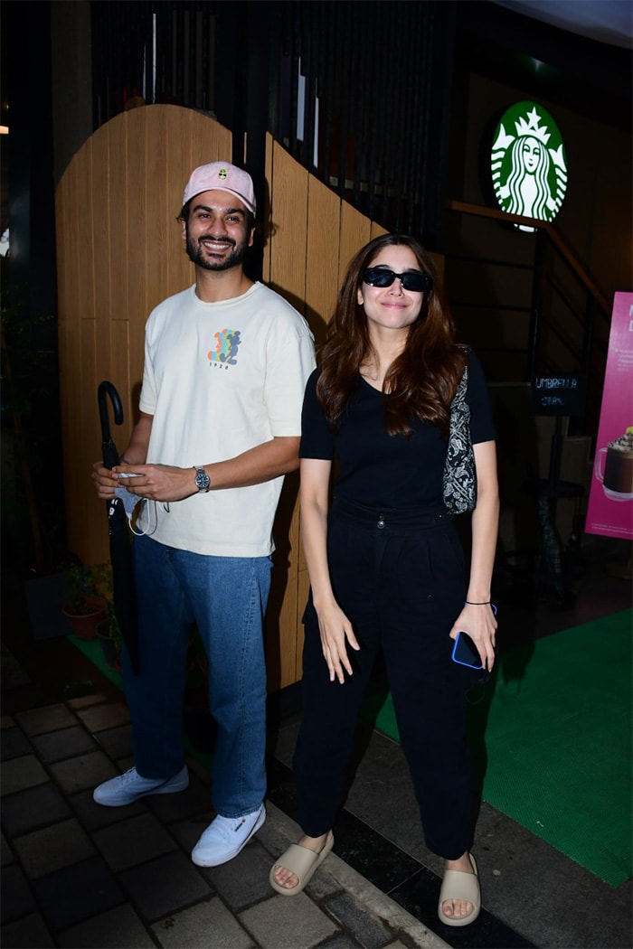 Sunny Kaushal and Sharvari Wagh posed for the cameras in Juhu.