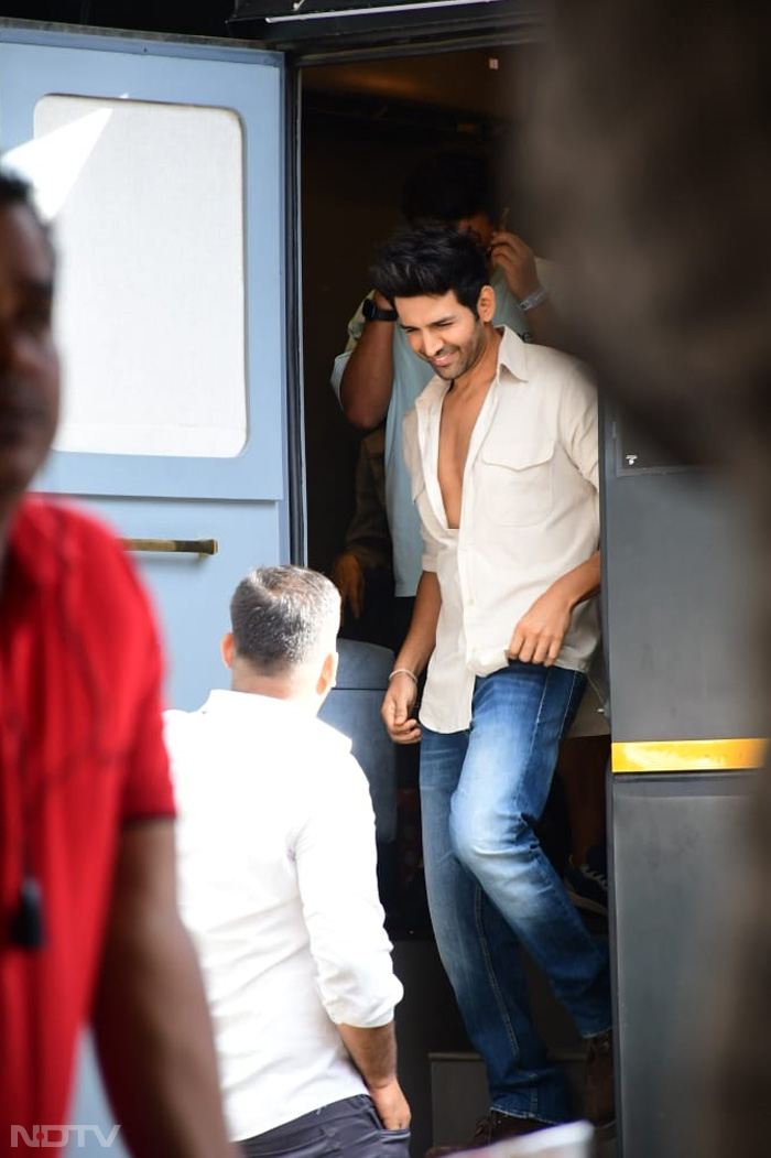 Kartik Aaryan was also shooting for <i>The Kapil Sharma Show</i>. (Image courtesy: Varinder Chawla)