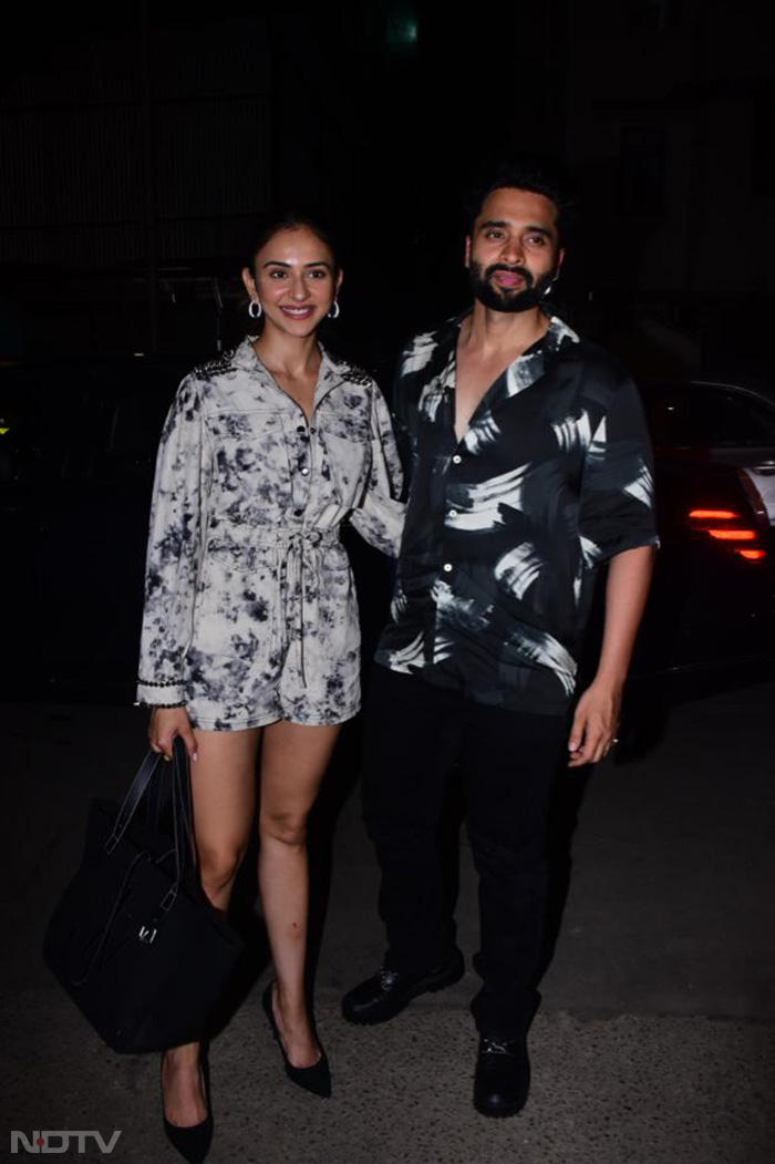 Rakul Preet Singh and Jackky Bhagnani stepped out for a dinner date.  (Image courtesy: Varinder Chawla)