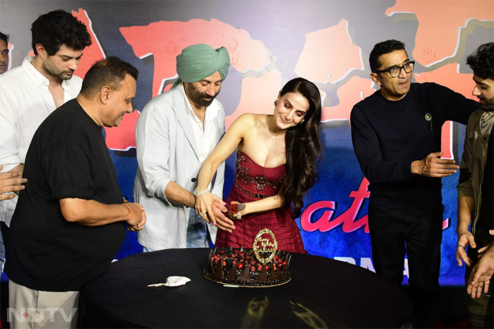 Ameesha Patel also celebrated her birthday at the event.  (Image courtesy: Varinder Chawla)