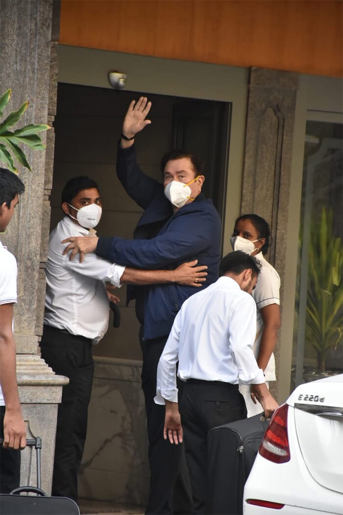 Randhir Kapoor was spotted outside his residence in Mumbai. He waved at the shutterbugs.