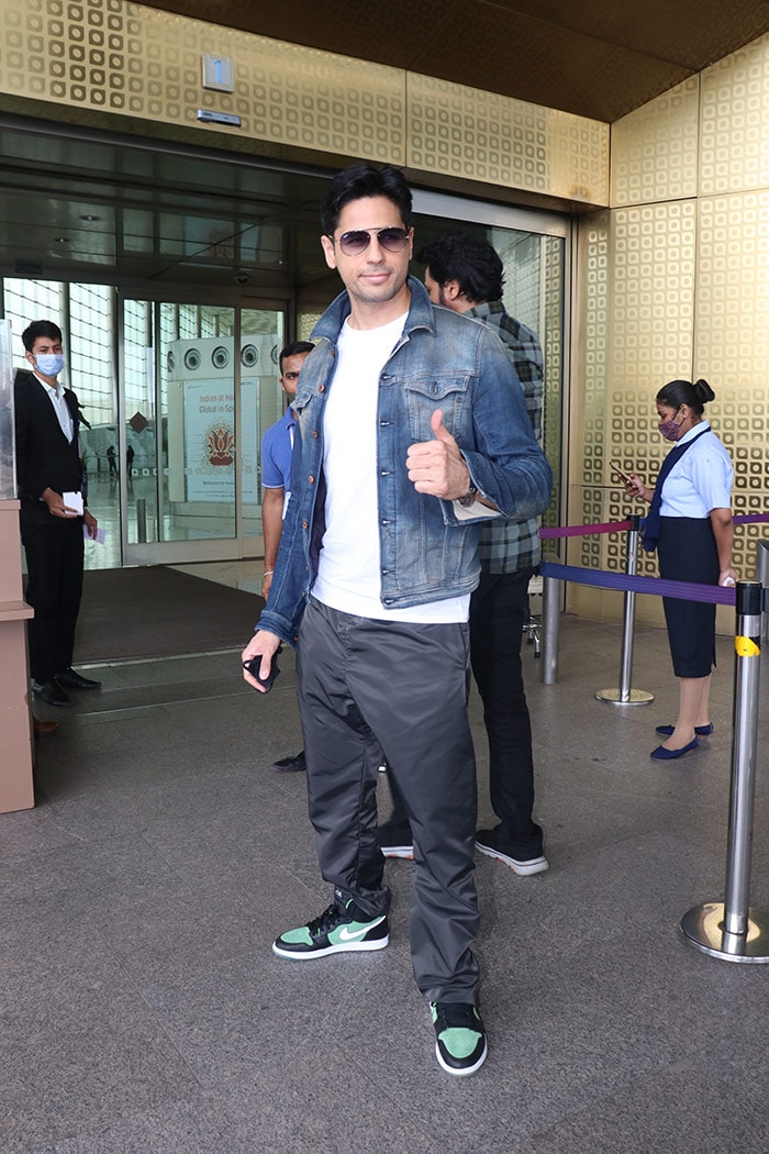 Sidharth Malhotra sported an uber-cool look as he was clicked at the airport in Mumbai.