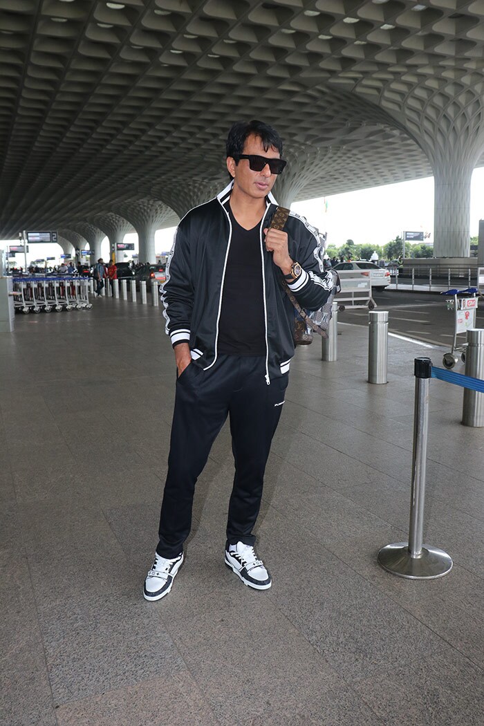 Sonu Sood was spotted in a casual outfit at the Mumbai airport.