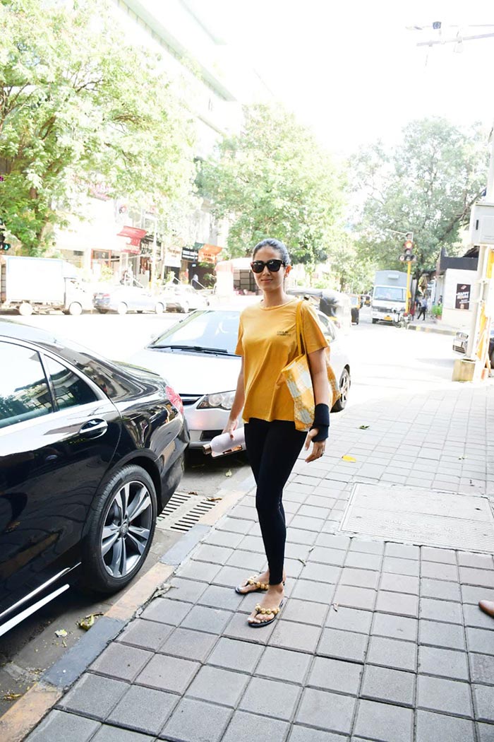 Spotted: Kareena Kapoor, Karisma Kapoor And Others In The City