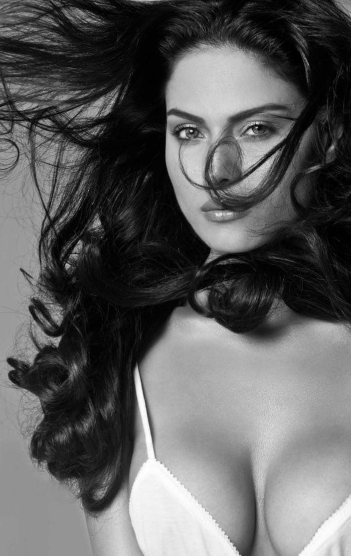 Veena Malik turns Super Model