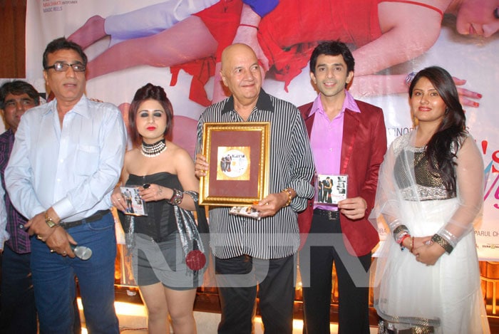 Vinod Chhabra, Alisa Khan, Prem Chopra, Pavan Sharma, Rakhi Vohra pose for the camera.