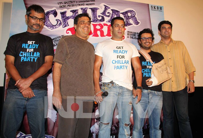 Ronnie Screwvala and Salman Khan with the crew of <I>Chillar Party</I>.