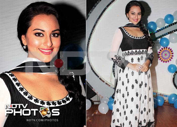 Sonakshi Sinha is all set for her upcoming movie, <i>Son Of Sardaar</i> opposite Ajay Devgn. The actress was seen promoting the movie on the sets of the TV show, <i>Hindustan Ke Hunarbaz</i>.