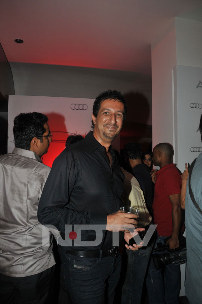 Sidhartha parties with his team, Salman promotes Ready