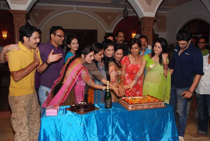 The cast and crew of television series <i>Maryada</i> celebrated the completion of its 100th episode.