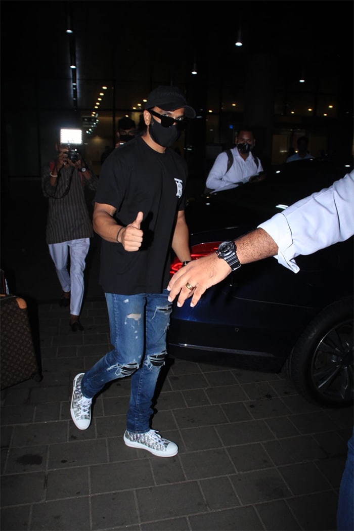 Ranveer Singh never forgets to pose for the paparazzi.