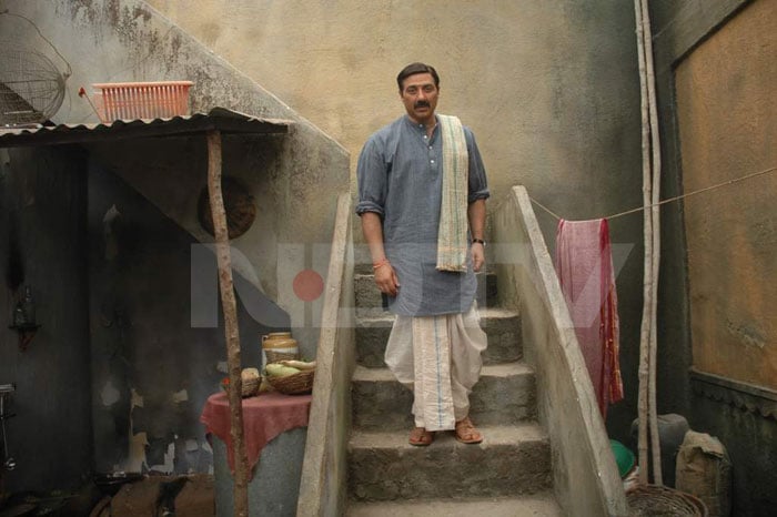 Spotted:Sunny Deol unveils new look for Mohalla 80