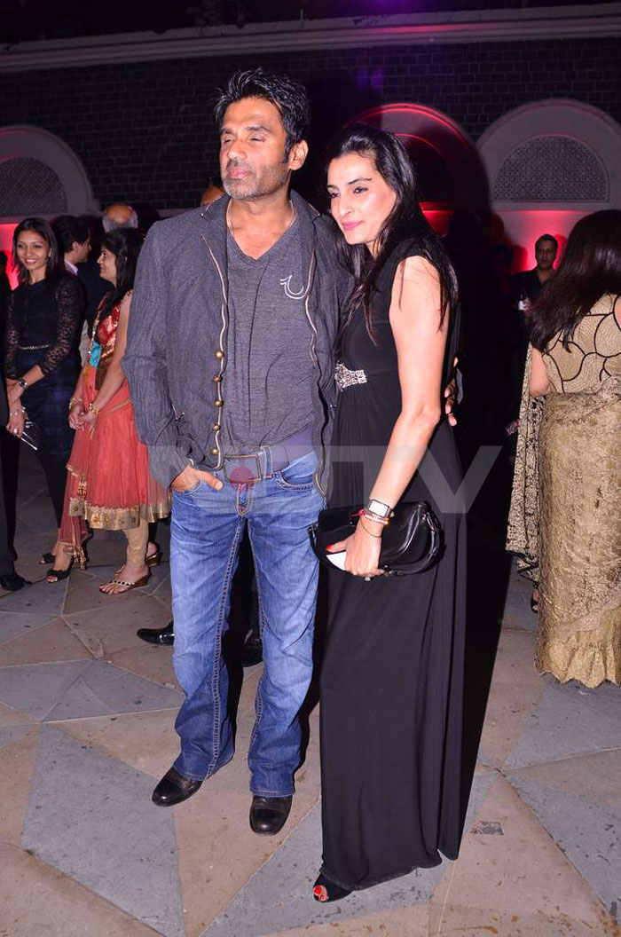 Spotted: Suniel Shetty,Aanchal, Mugdha